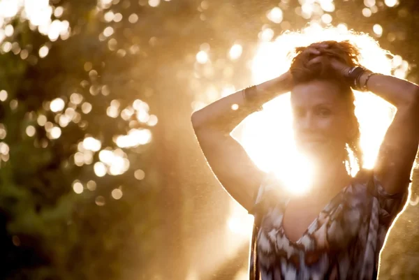 Portrait de jolie femme d'âge moyen en plein air — Photo