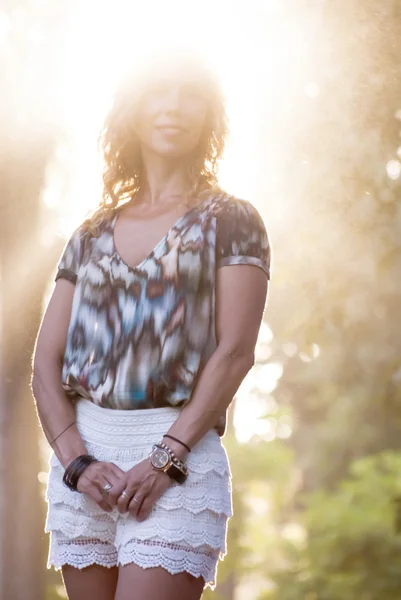 Portret van Midden leeftijd mooie vrouw buitenshuis — Stockfoto