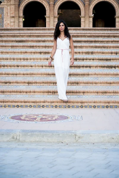 Belle femme dans le parc — Photo