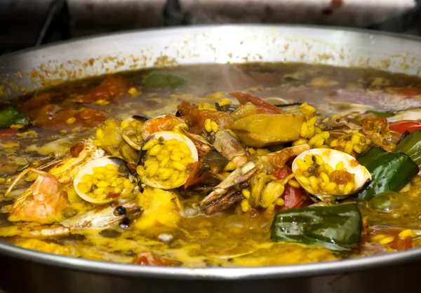 Reis mit Meeresfrüchten kochen — Stockfoto