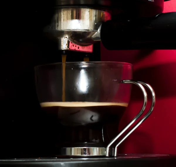 Koffie machine espresso maken van een kopje koffie — Stockfoto