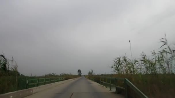 Tour d'une voiture sur une route de campagne — Video