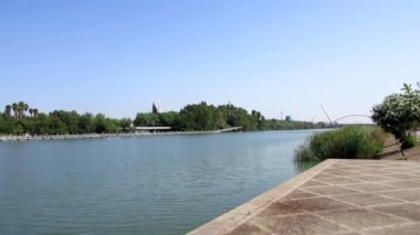 Seville Nehri'nde köprü altında panoramik görünüm