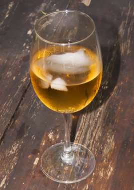 Tahta masada bir bardak şarap.