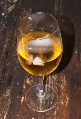 Tahta masada bir bardak şarap.