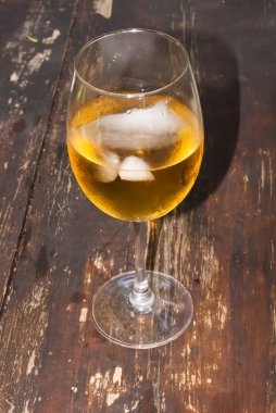 Tahta masada bir bardak şarap.