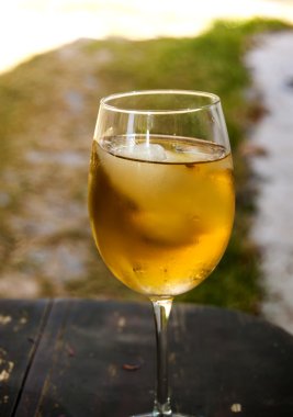 Tahta masada bir bardak şarap.