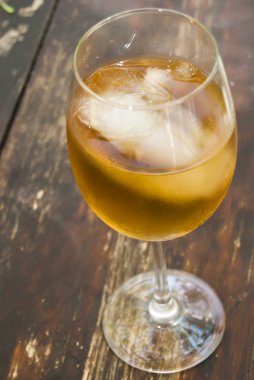 Tahta masada bir bardak şarap.