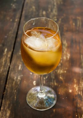 Tahta masada bir bardak şarap.