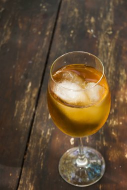 Tahta masada bir bardak şarap.