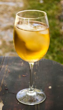 Tahta masada bir bardak şarap.