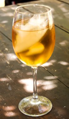 Tahta masada bir bardak şarap.