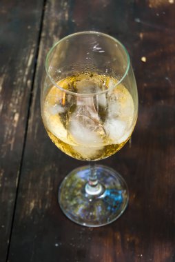 Tahta masada bir bardak şarap.