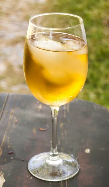 Glas vin på ett träbord — Stockfoto