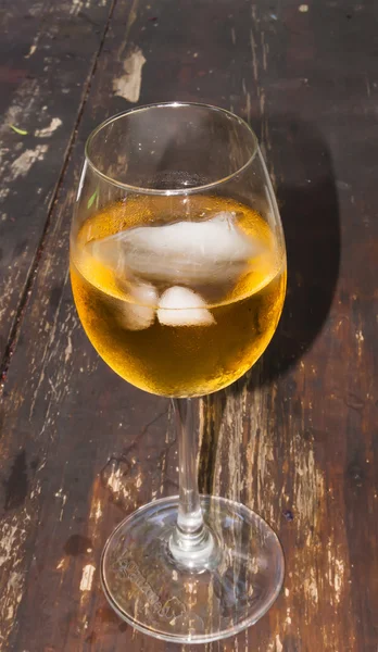 Egy pohár bor egy fa asztalon. — Stock Fotó