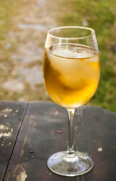 Glas vin på ett träbord — Stockfoto