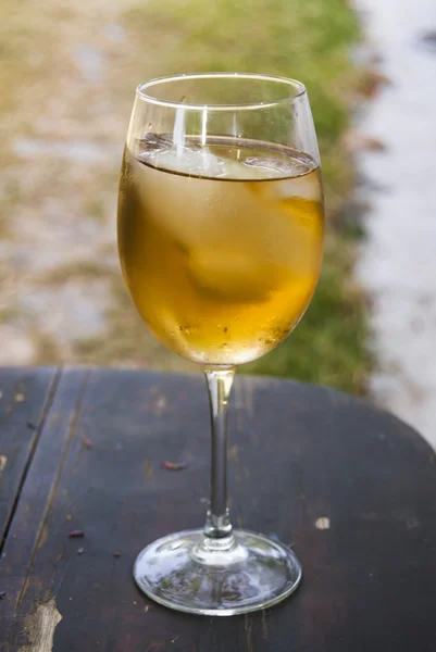 Glas vin på ett träbord — Stockfoto