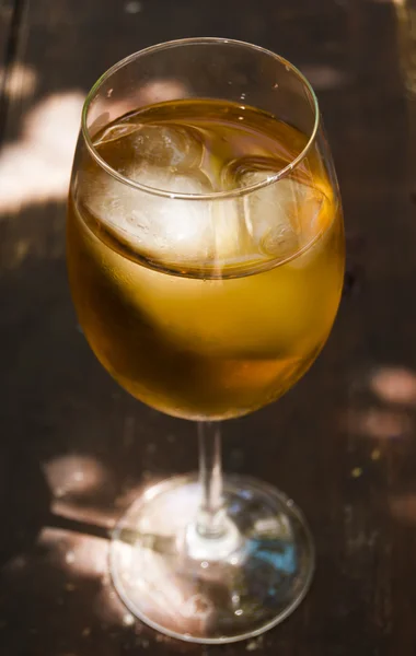 Copo de vinho em uma mesa de madeira — Fotografia de Stock