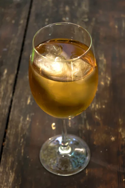 Copo de vinho em uma mesa de madeira — Fotografia de Stock