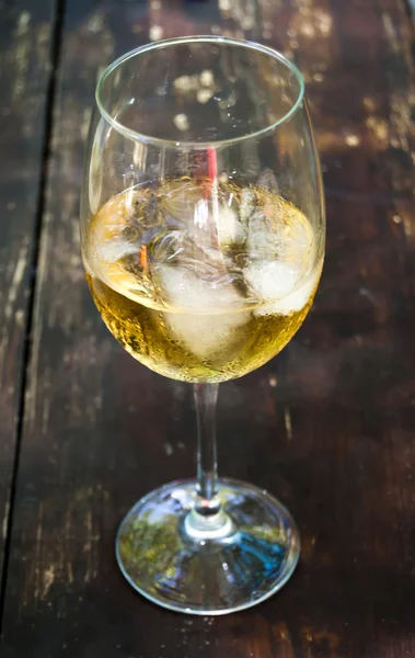Ποτήρι κρασί σε ξύλινο τραπέζι — Φωτογραφία Αρχείου