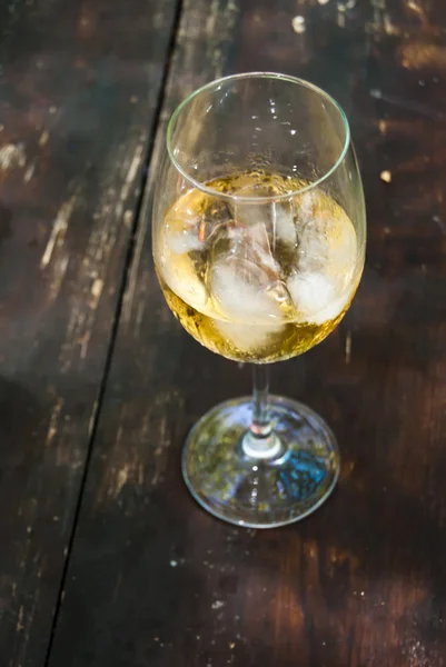 Стакан вина на деревянном столе — стоковое фото
