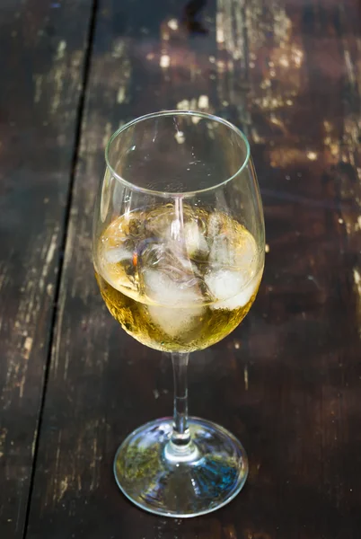 Glas vin på ett träbord — Stockfoto