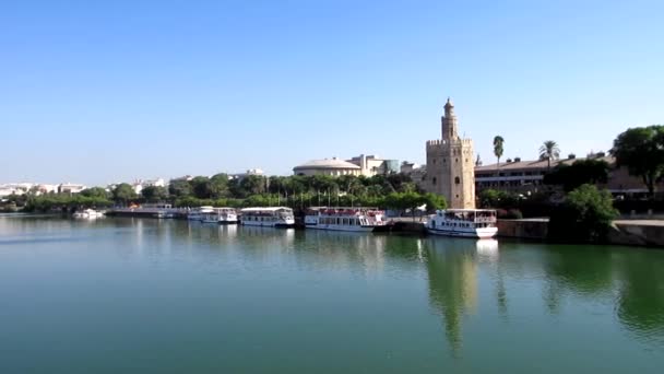 Vista panorámica del río Guadalquivir en la que se encuentra la Torre del Oro en Sevilla, España — Vídeos de Stock