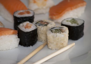 Chopstic ile farklı japanase suşi rulo 