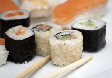 Chopstic ile farklı japanase suşi rulo 