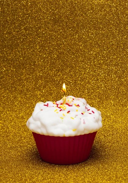 Cupcake parlak arka plan üzerinde yanan bir mum ile — Stok fotoğraf