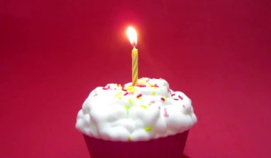 yanan bir mum ile cupcake