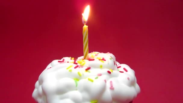 Cupcake με ένα αναμμένο κερί — Αρχείο Βίντεο