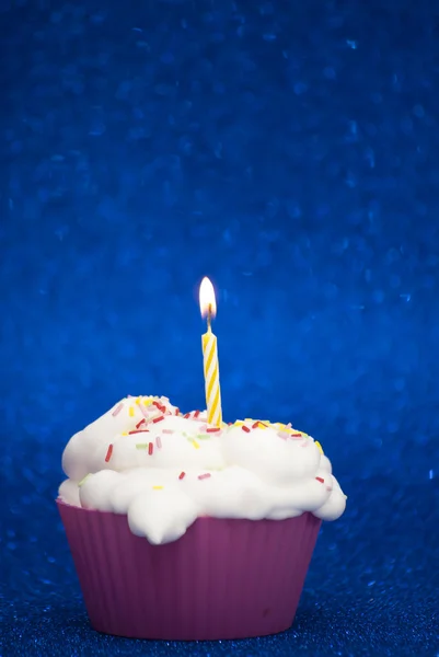 蛋糕与蜡烛在明亮的蓝色背景 — 图库照片