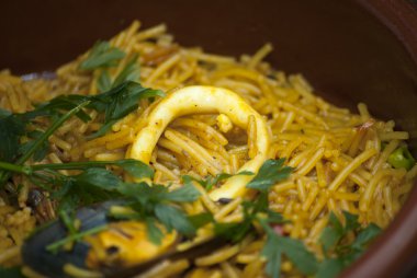 Deniz ürünleri, Akdeniz mutfağı ile Fideua erişte