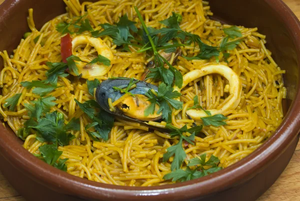 Fideua fideos con mariscos, cocina mediterránea — Foto de Stock