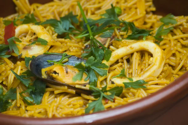 Fideua fideos con mariscos, cocina mediterránea — Foto de Stock