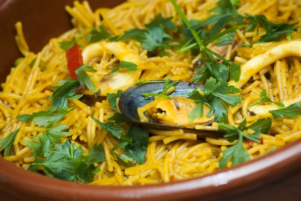 Fideua fideos con mariscos, cocina mediterránea — Foto de Stock