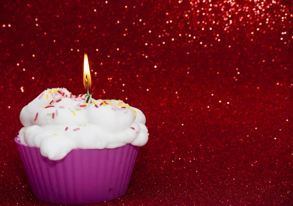 蛋糕与蜡烛明亮的红色背景 — 图库照片