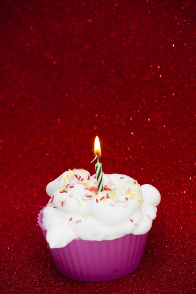 Ciastko z świeczek na jasnym tle czerwony — Zdjęcie stockowe