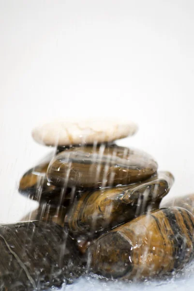 Gocce d'acqua che cadono su pietre — Foto Stock