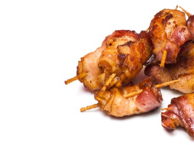 Pişmiş pastırma konu bir kürdan ile dilim rulo