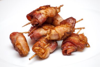 Pişmiş pastırma konu bir kürdan ile dilim rulo