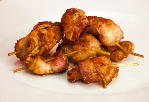 Rohlíky plátky vařené slanina předmětu s párátkem — Stock fotografie