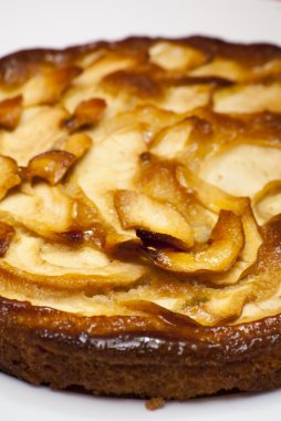 Elmalı turta kırmızı arka plan ile beyaz bir plaka üzerinde