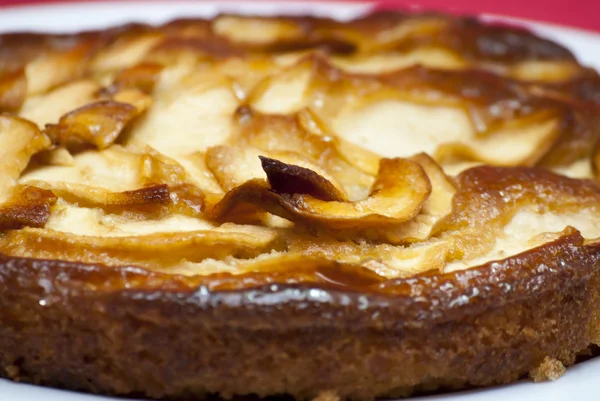 Яблочный пирог на белой тарелке — стоковое фото