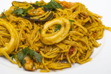 Deniz ürünleri, Akdeniz mutfağı ile Fideua erişte