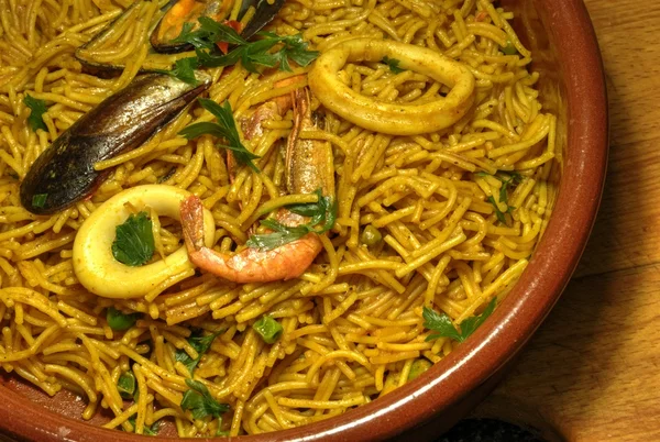 Fideua fideos con mariscos, cocina mediterránea — Foto de Stock