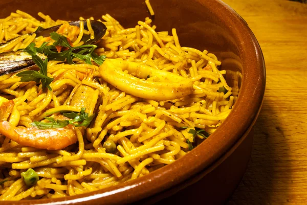 Fideua fideos con mariscos, cocina mediterránea — Foto de Stock