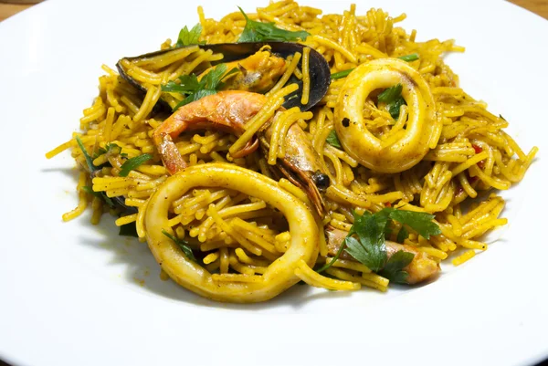 Fideua fideos con mariscos, cocina mediterránea — Foto de Stock