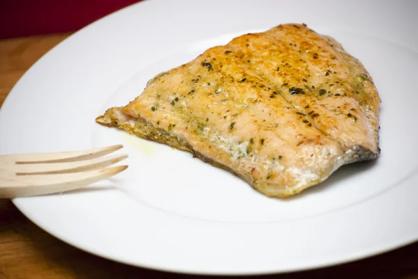 Salmón a la parrilla en un plato blanco — Foto de Stock